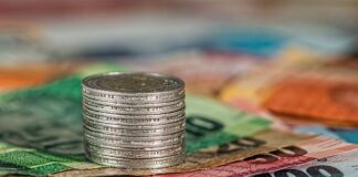 Jak można zarobić pieniądze siedząc w domu? Jak można zarobić pieniądze siedząc w domu?